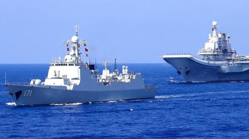 美军纠集三十多国在太平洋耀武扬威，以为能把中方逼退。结果解放军直接在家门口亮出绝