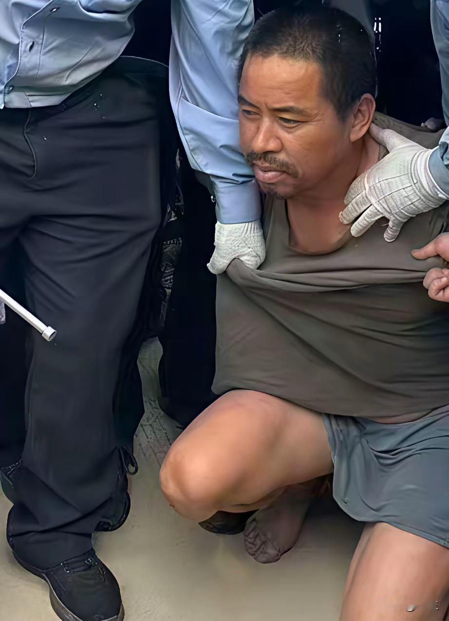 这位夏先生还是挺聪明的，知道在熟悉的环境里躲起来，在农村，没有说到处都是摄像头，