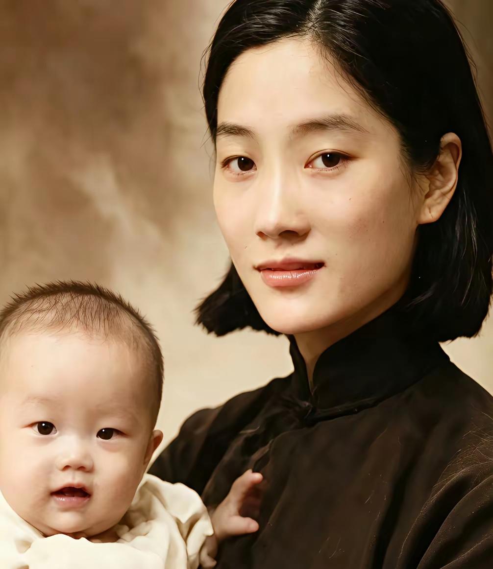 仔细看谢婷婷和奶奶年轻时候长的几乎一模一样换言之就是像四哥说实话年轻时