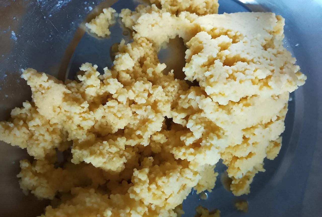 用小米蒸馒头，你吃过吗？我也没做过，也没吃过。雇主妹子家小米太多了。多的吃不