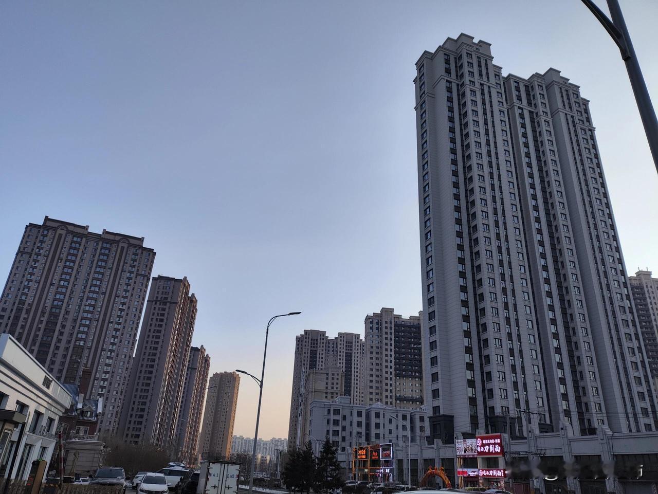 今天去了一家个人培训机构，看着那些老师，想到了自己的学校。尤其他们的校长，一个很