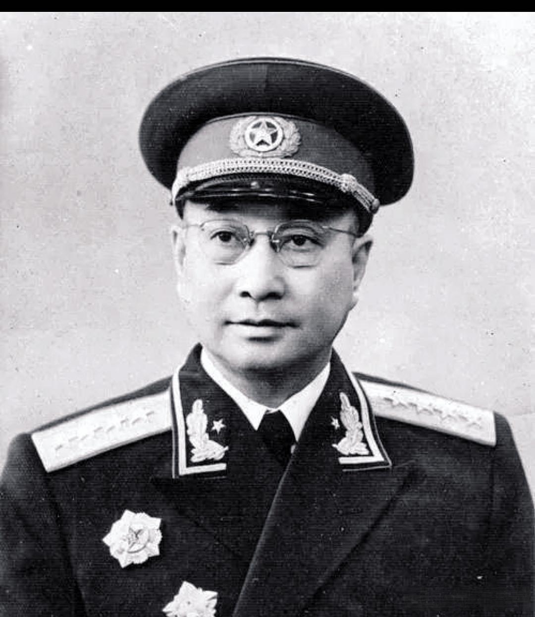 1925年，他背着蒋介石跑了三里地救下其性命，30年后成开国大将，蒋介石晚年提起