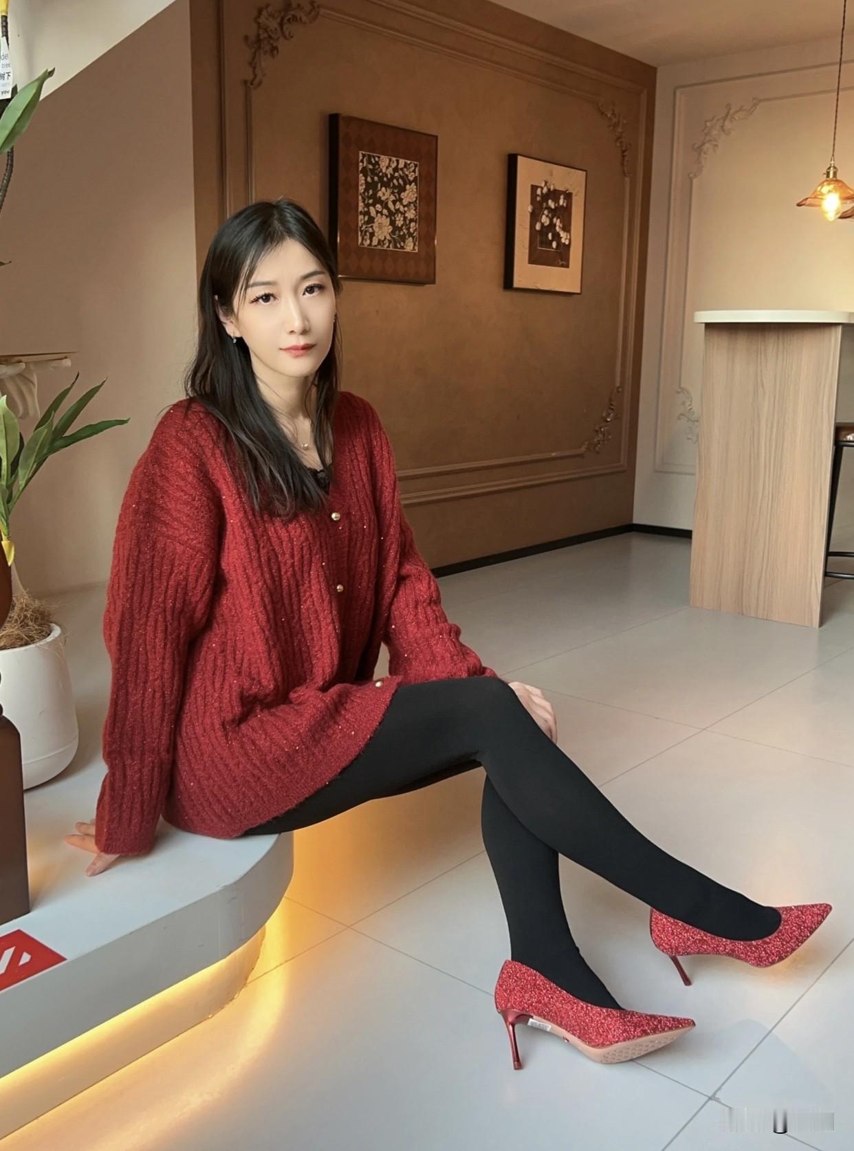 有没有好看的轻熟风搭配推荐温暖秋日穿搭，红色毛衣搭配黑色丝袜和亮片高跟鞋，尽显优