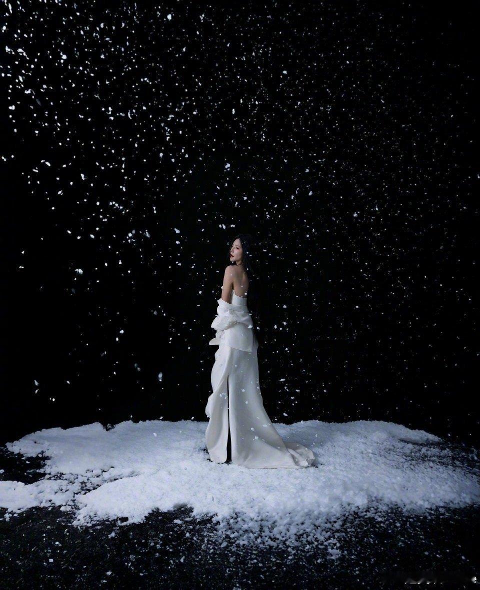 赵奕欢雪地露背装雪地、露背，好震撼的两个元素，赵奕欢雪地露背装真美到我了，优越的