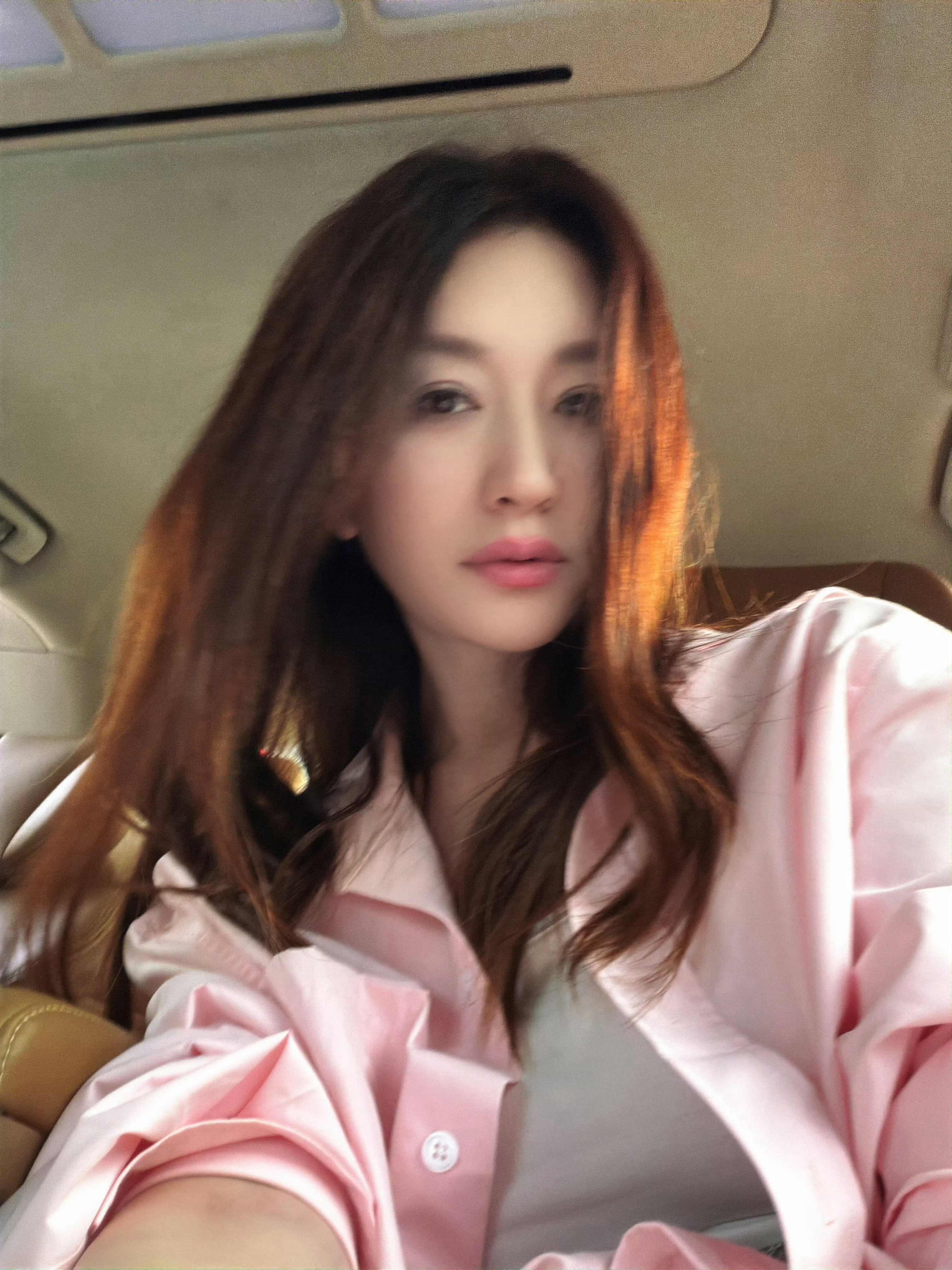 李小冉50岁状态获夸李小冉给人感觉也就30+的姐姐吧！真是羡慕她的状态！