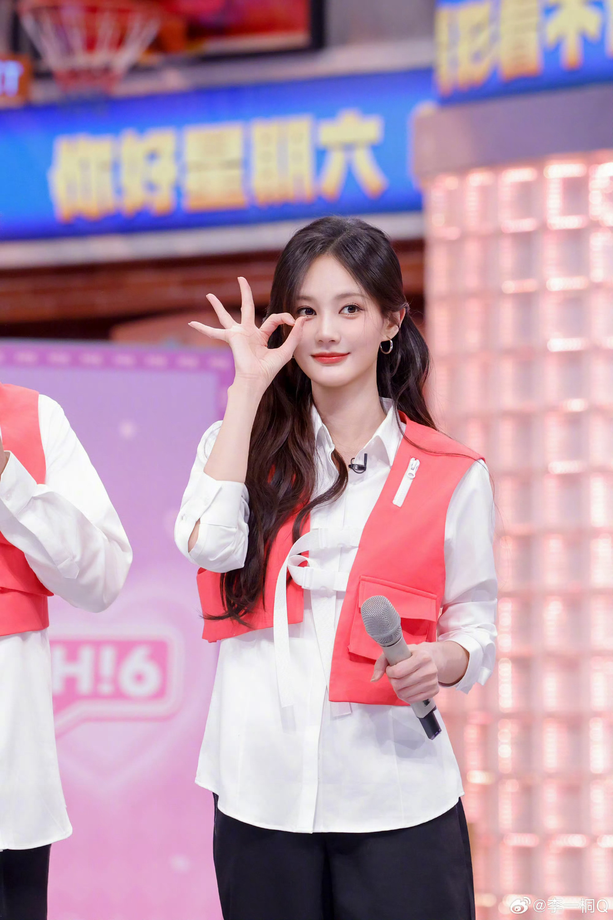 李一桐太调皮了谁被李一桐可爱到了！AI视频通话环节故意把话筒贴脸上，直接关掉特