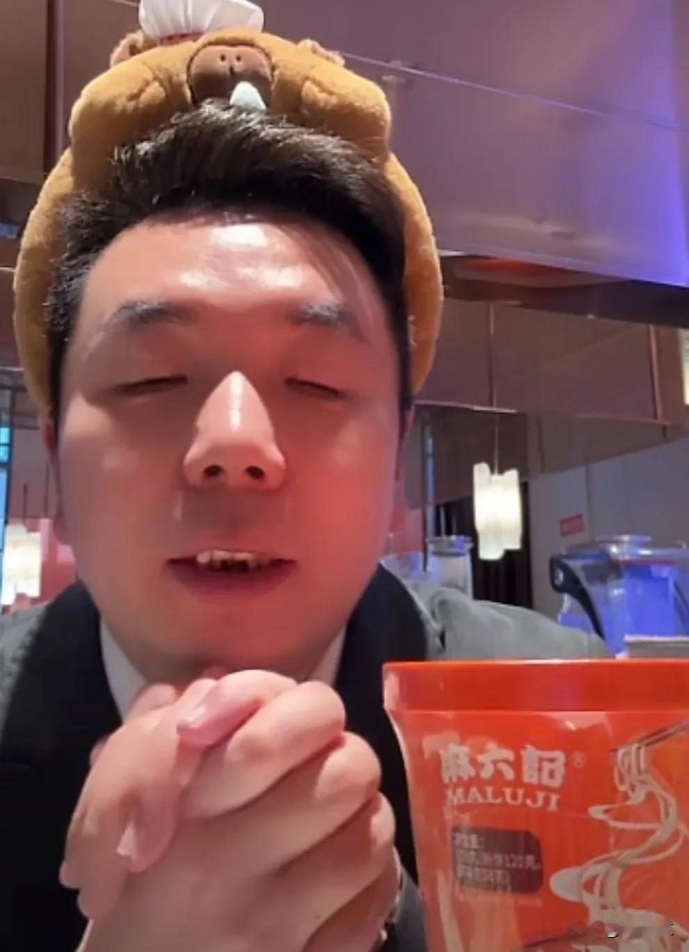 笑死了！小井不在，店长一个人直播，在卖烤肠，粉丝们也是心疼店长，提醒他，不用害