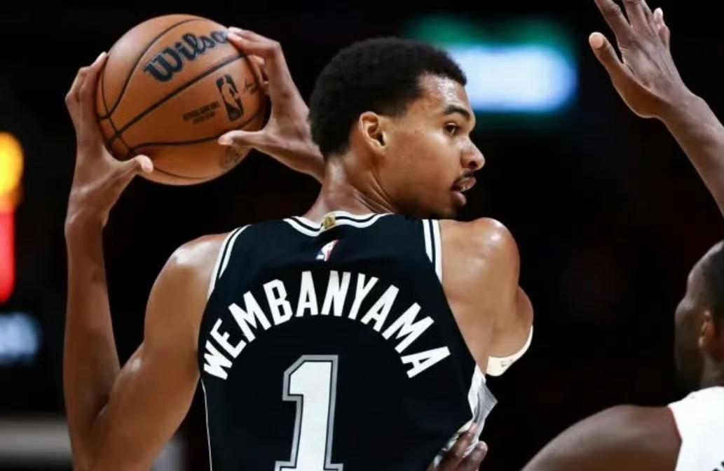 有一说一，今日阿德巴约和文班亚马的表现根本不在一个级别！！文班亚马：今日比