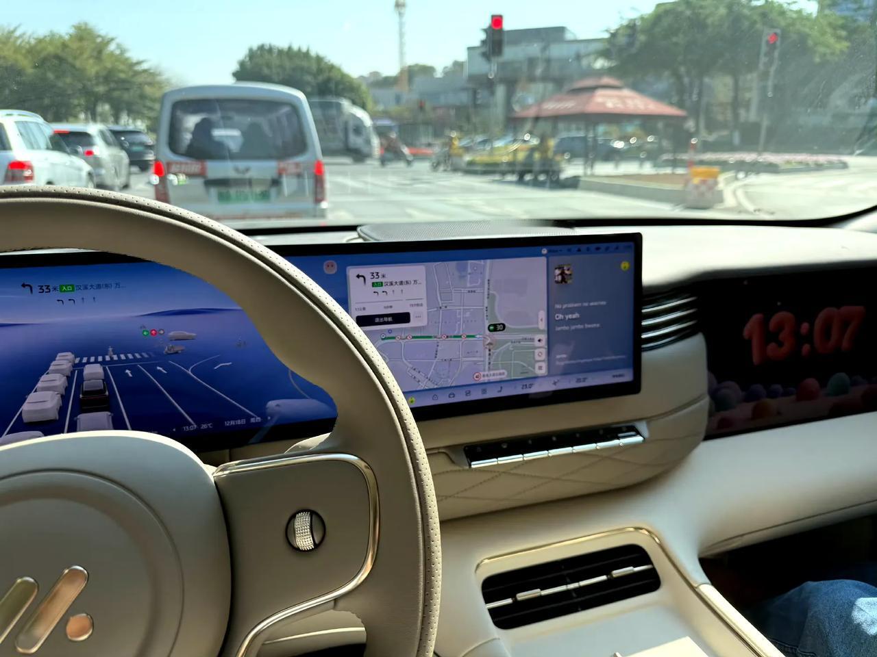 看了一圈，发现智己LS9的屏幕是一个槽点。这车屏幕尺寸挺大的，但是，大概有五