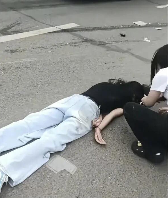 湖南益阳女生被外卖小哥撞倒！外卖员车速过快隐患大