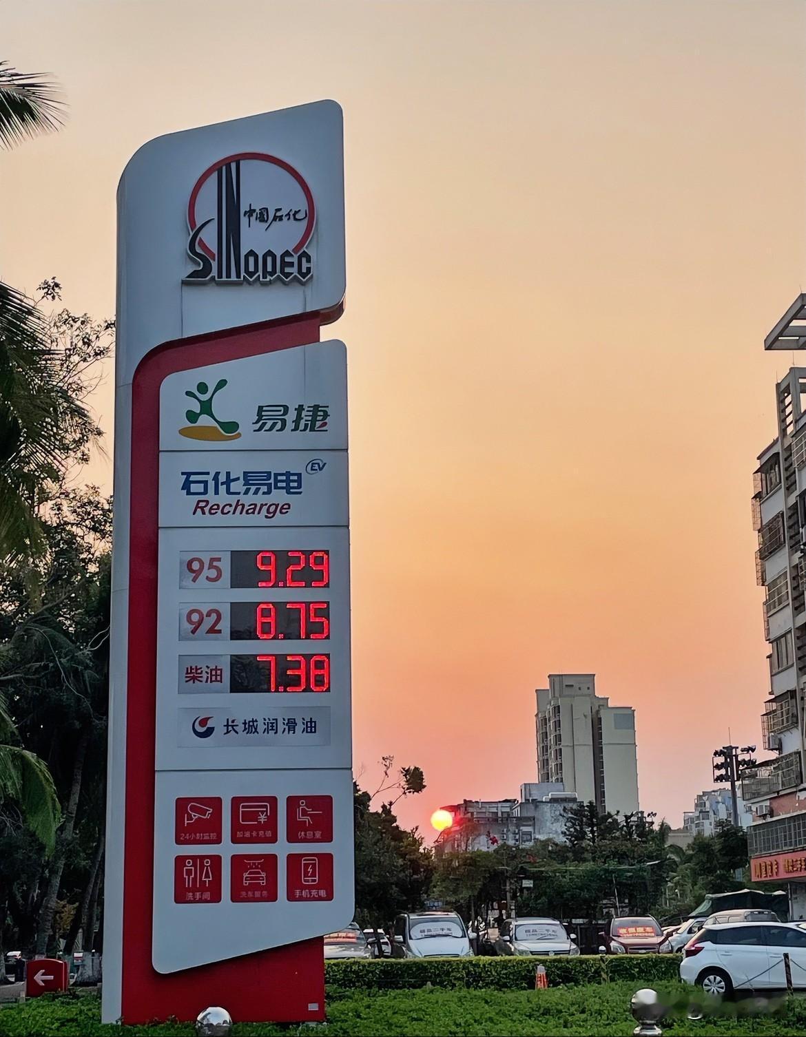 最近油价涨得确实让人心疼，刚加满一箱油就多花了十几块，感觉钱包在变轻。不过别太焦