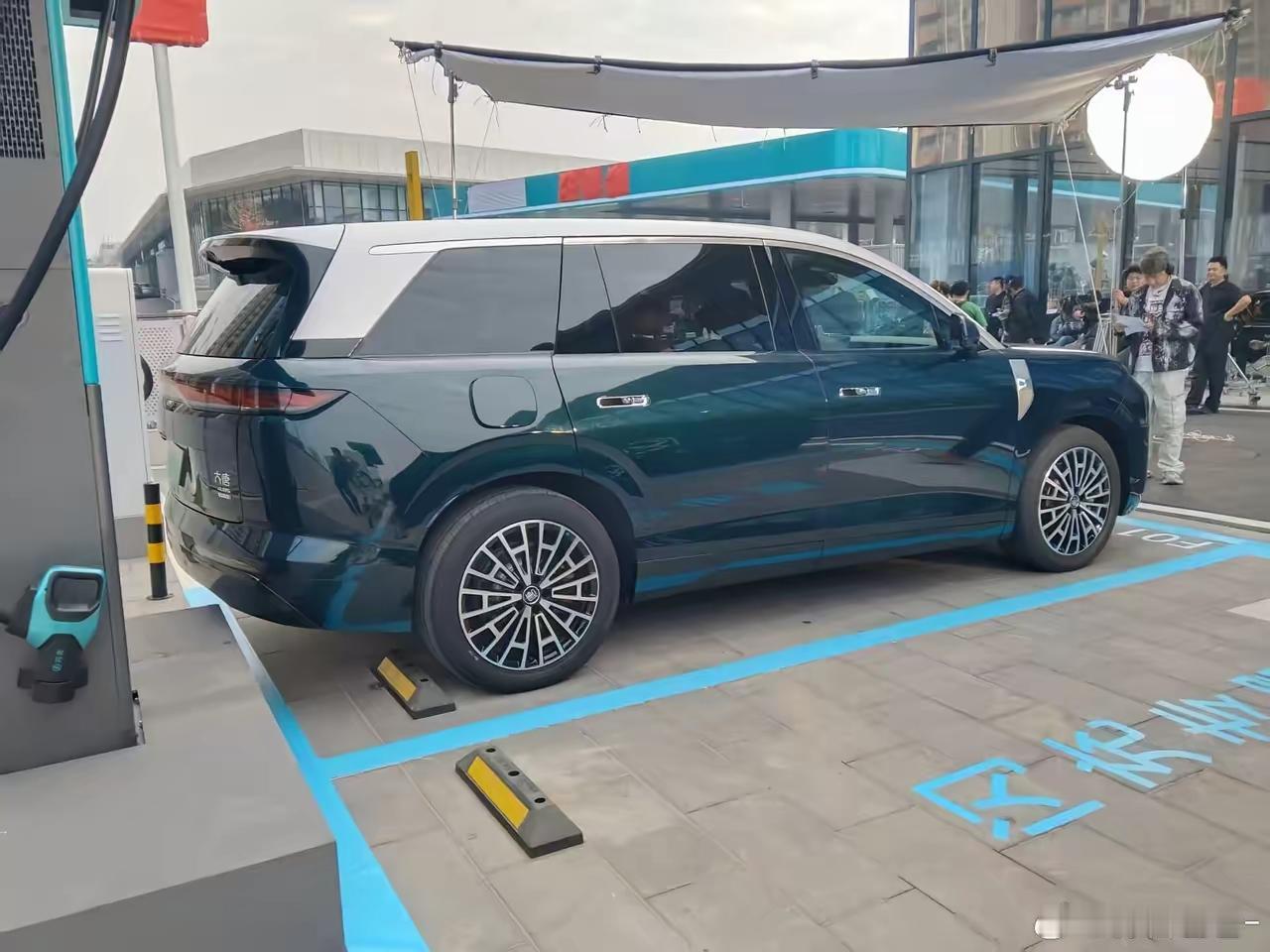 大唐无伪实车照曝光，这不妥妥王朝网的腾势n9嘛，这外形比唐l帅多了。在经历了问