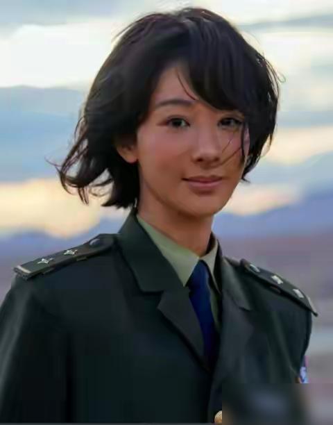 杨紫这段直播发言，直接把全网聊炸！主持人问“怎么爱自己”，她脱口而出：“