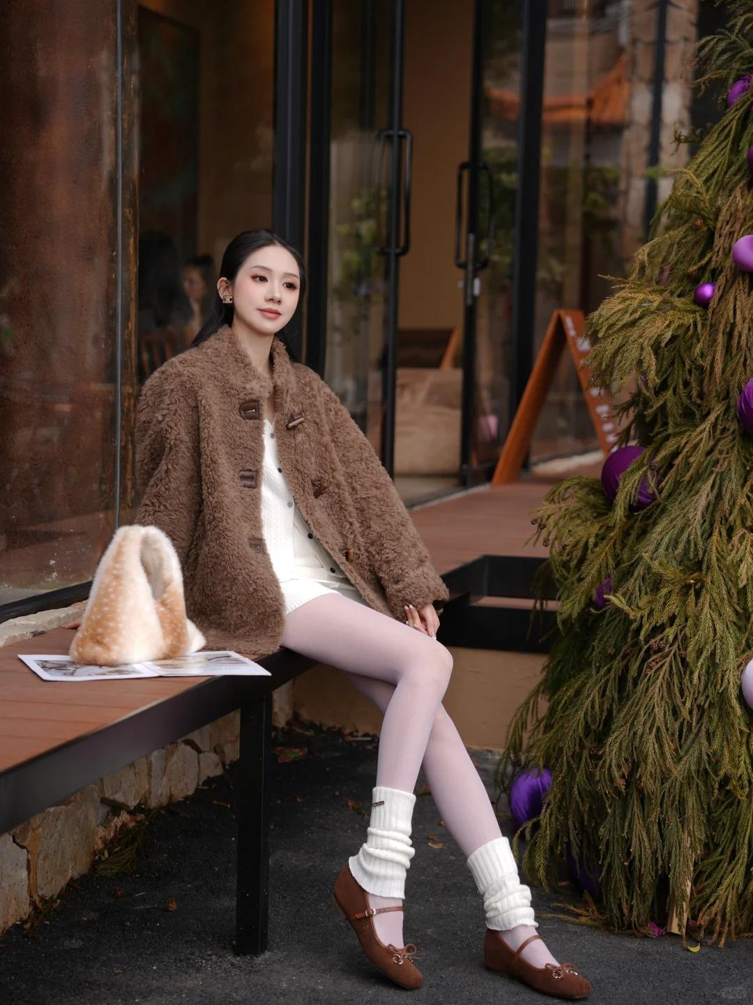 终于等到可以把毛绒外套焊在身上的季节啦～软乎乎的羊羔毛裹住全身，像被温顺的小羊