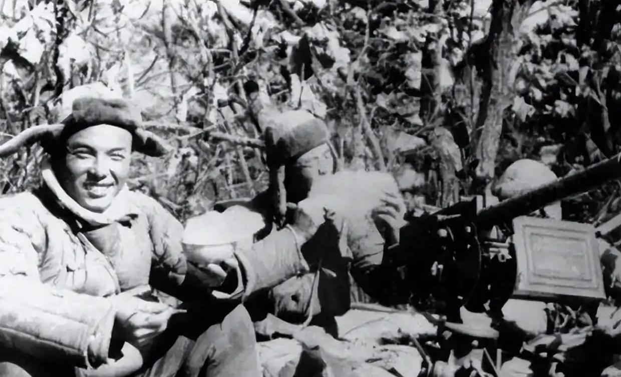 1952年4月，一支衣衫褴褛的队伍出现在志愿军哨位前。哨兵端起枪，厉声喝问：