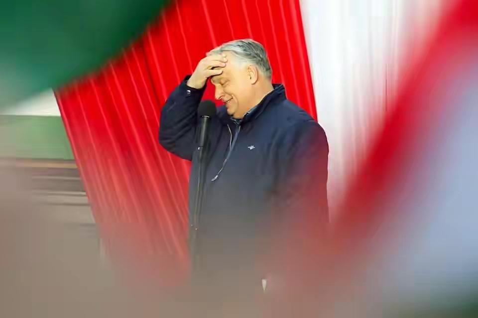 俄媒报道，欧盟27国大使于今日批准了第20轮对俄制裁，并同意向乌克兰提供一笔价值