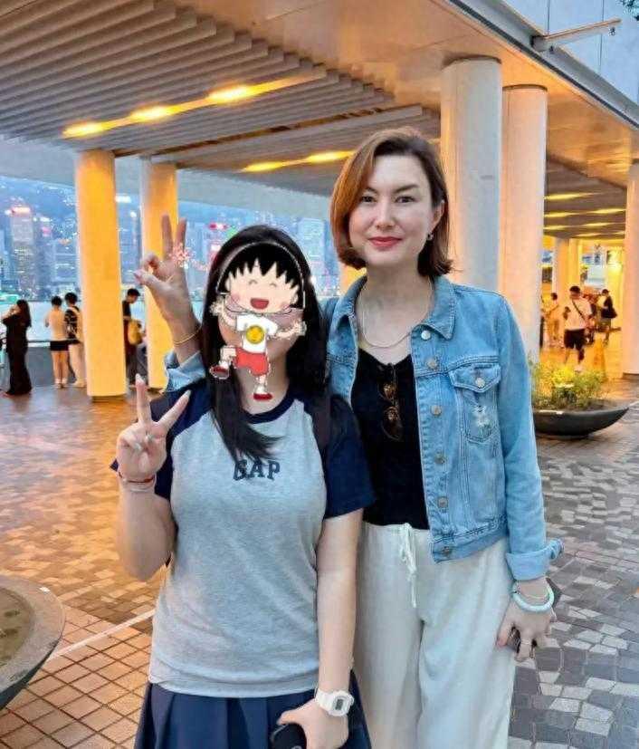  丹妮尔曾是玉兰油女神，离异后独自与一双儿女相伴初代玉兰油混血女神丹妮尔，曾嫁
