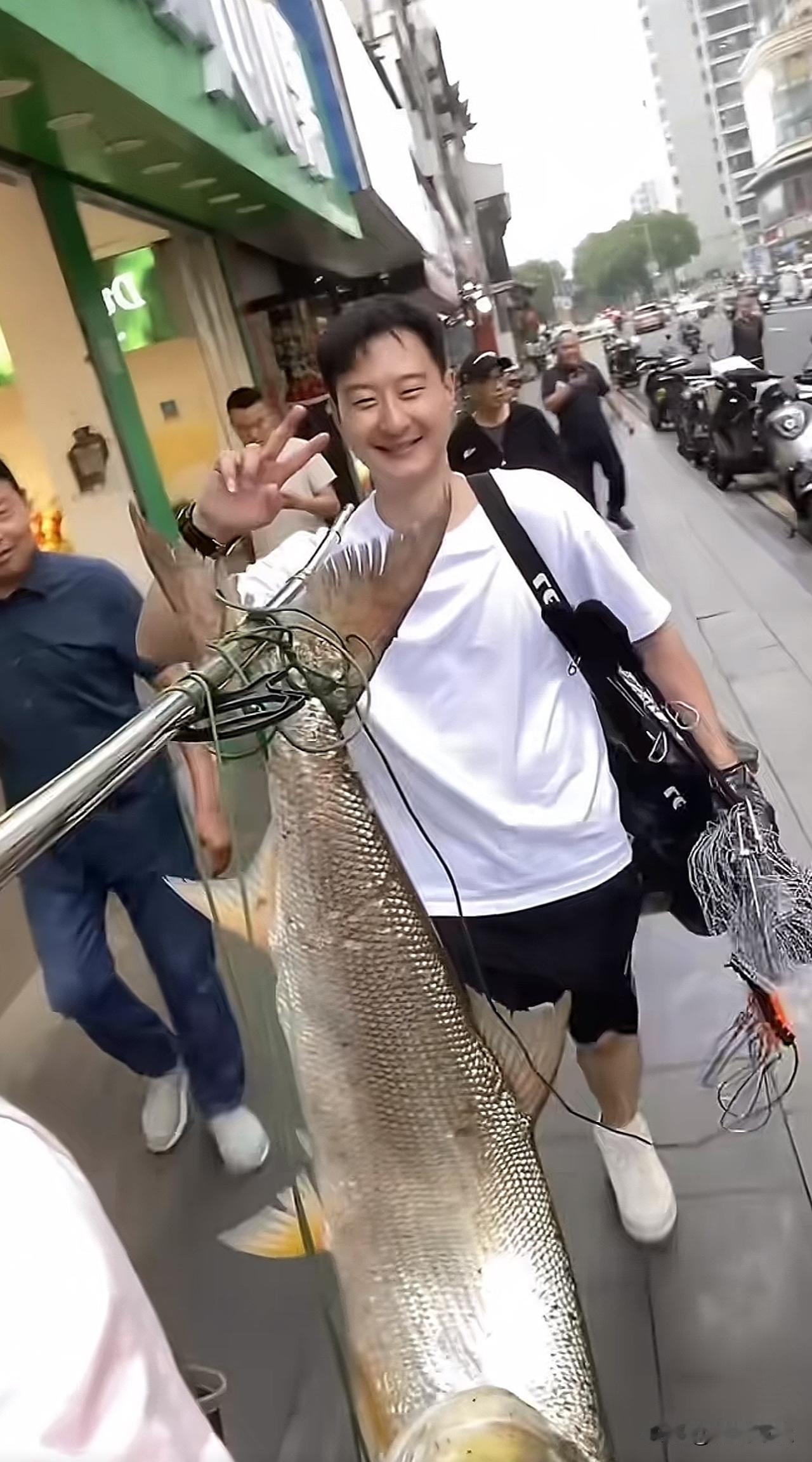 兄弟，你俩是不是迷路了，刚出门就发现你俩在街上转，怎么这半天，还没找到家吗[笑哭