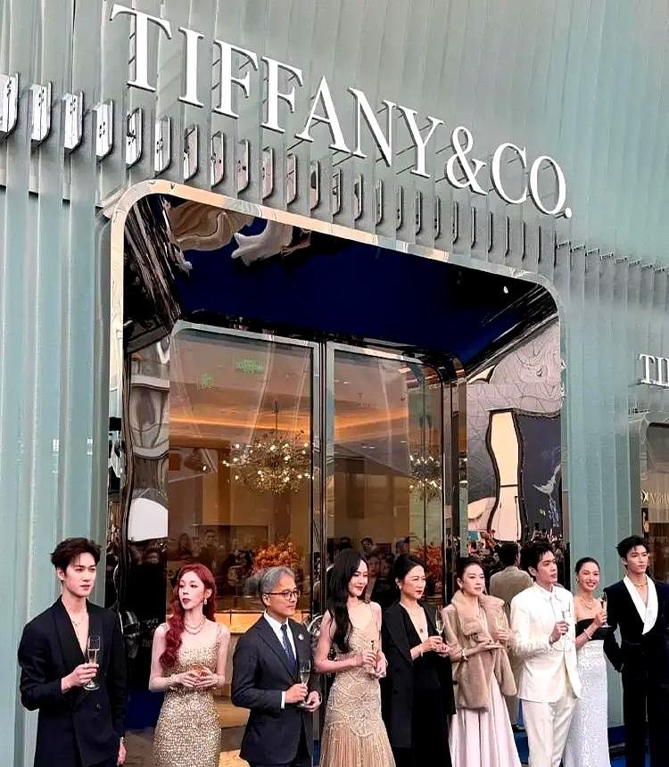 女明星的尽头，原来是“阔太”。昨晚蒂芙尼开幕，章子怡一身米白礼服配皮草，直接