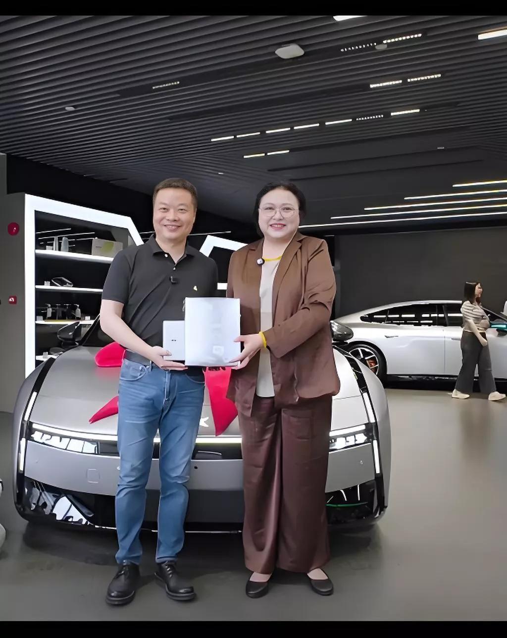 近日，小鹏汽车总裁王凤英给小鹏汽车董事长何小鹏亲自交付全新版本的小鹏P7！何
