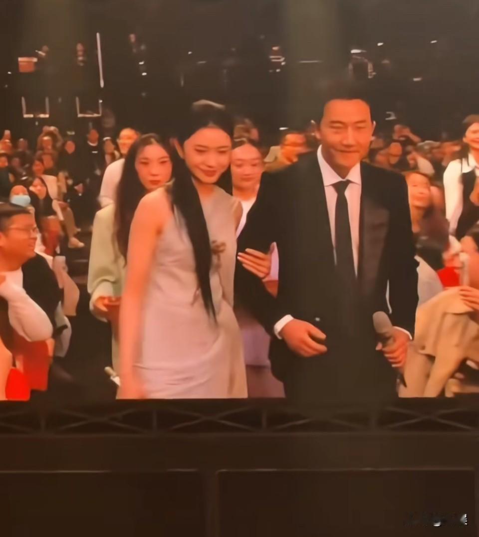 好奇怪，为什么这么有cp感！！怎么回事啊？！特别像现实中的夫妻，有人懂吗！？