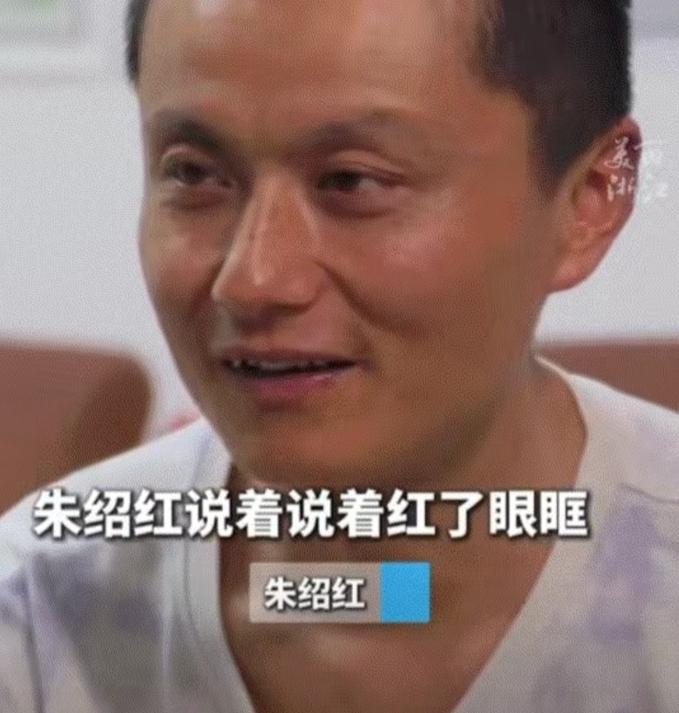 浙江嘉兴，一男子每晚用绳子牵着脑梗瘫痪的父亲跑步康复。经过13个月坚持跑步，让一