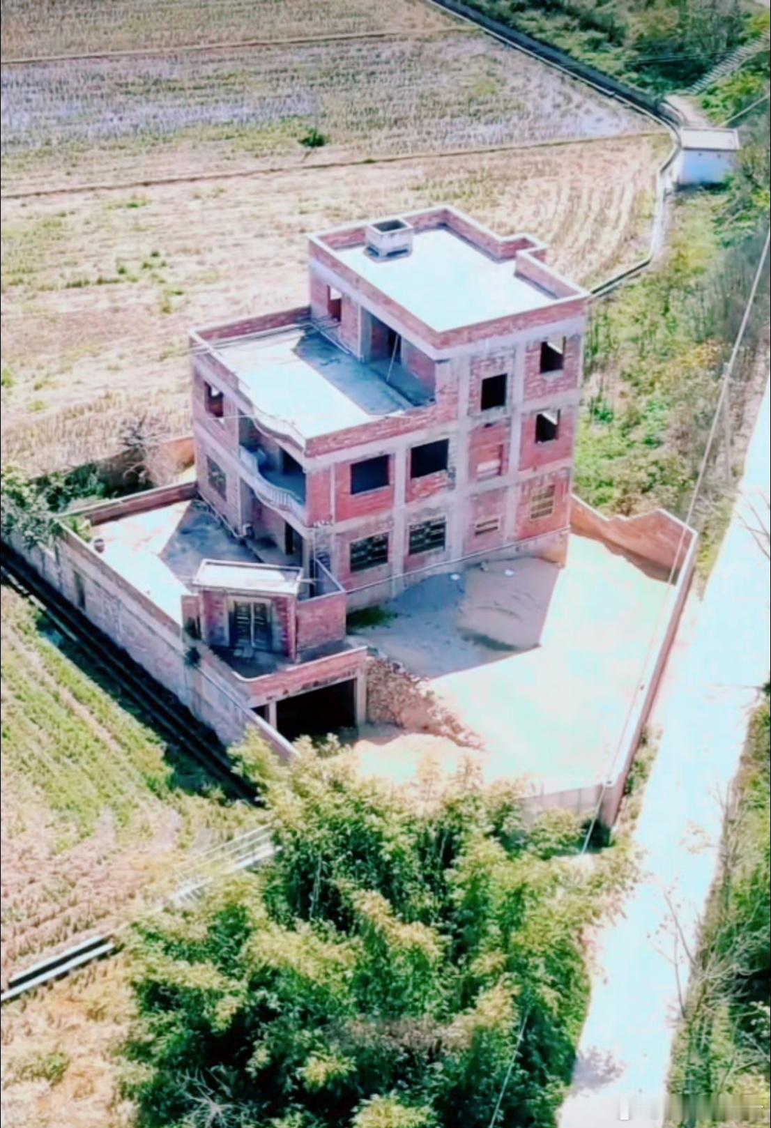 湖南网友的自建房，院门为啥要歪成那样呢？