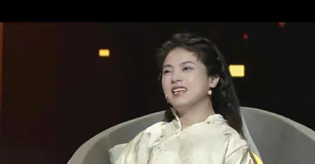 成都夫妻捡回“活不过10岁”的驼背弃婴，24年后女儿一跪，全网看哭！200