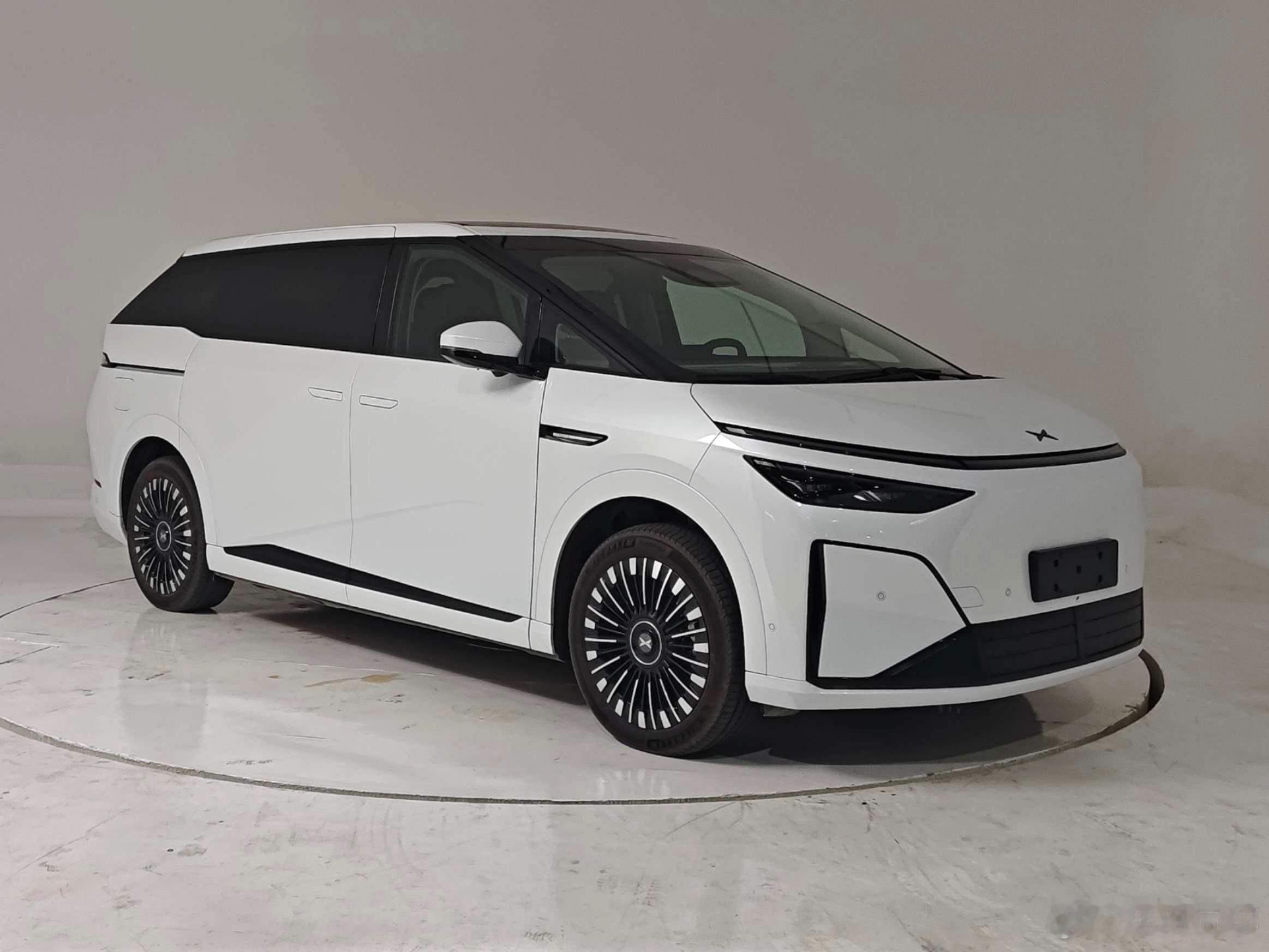 【新款小鹏X9纯电版来了，登陆工信部目录】给大家讲几个关键信息：-按照我们的经验