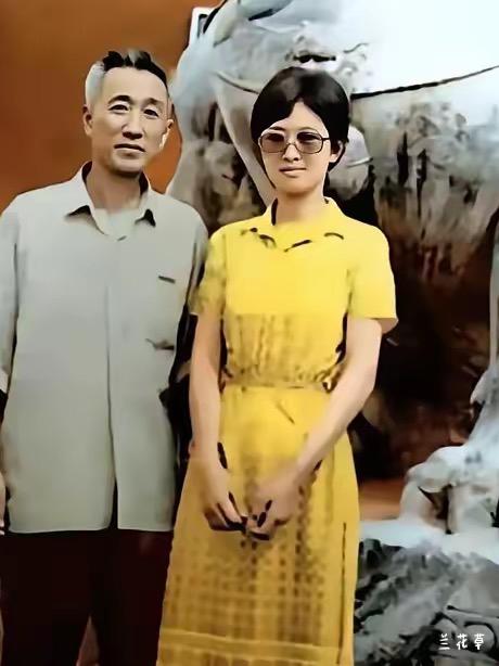 这才是巩俐和他父亲的合影呢。不着铅华的巩俐反而更美，轻轻盈盈的，自自然然的，文