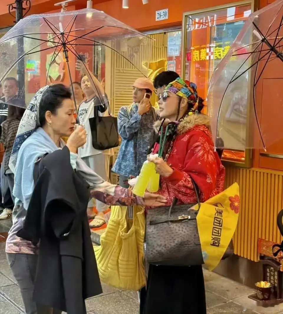 张柏芝的街拍，简直是个调色盘一样​​​