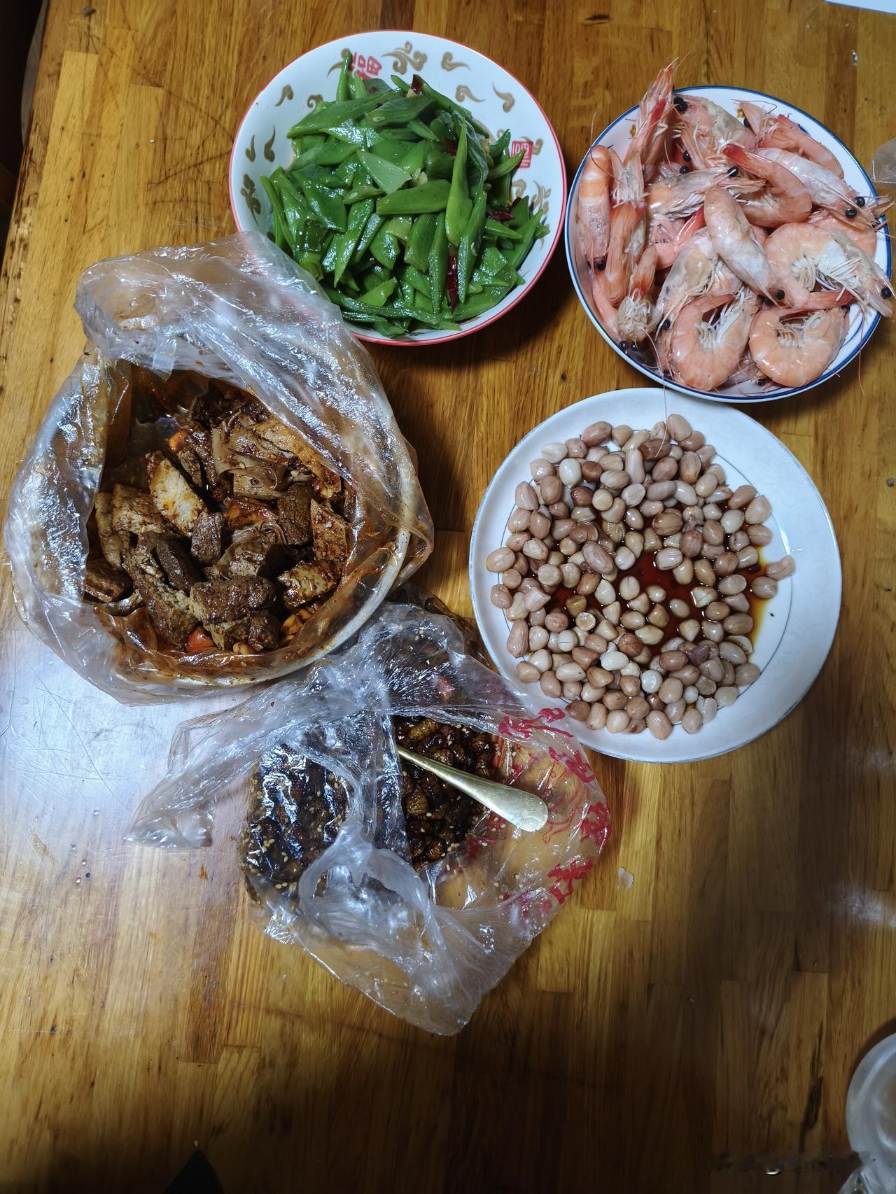 简简单单又是一餐，五个菜，蚕蛹，凉调花生米，豆腐干素鸡，大虾和炒架梅，锅里还有一