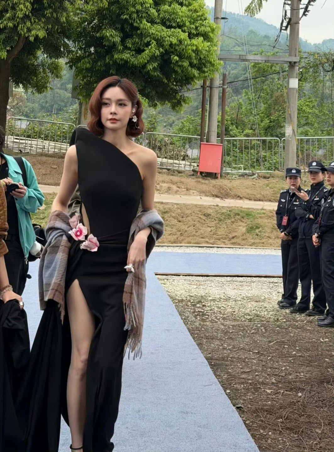 沈梦辰真的越来越美了，身材又高又瘦，皮肤又白又嫩，感觉杜海涛似乎都配不上了