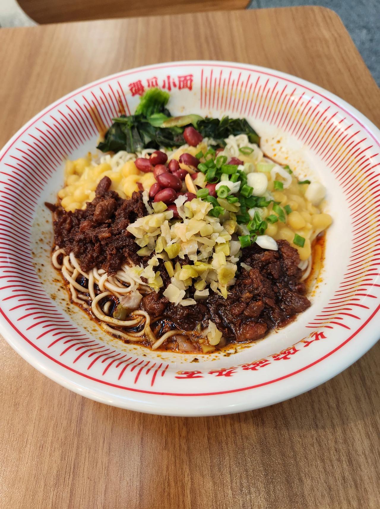 在深圳宝安机场，说是重庆小面不贵，27一碗。但难吃，端上来就是一股浓浓的冰箱味，