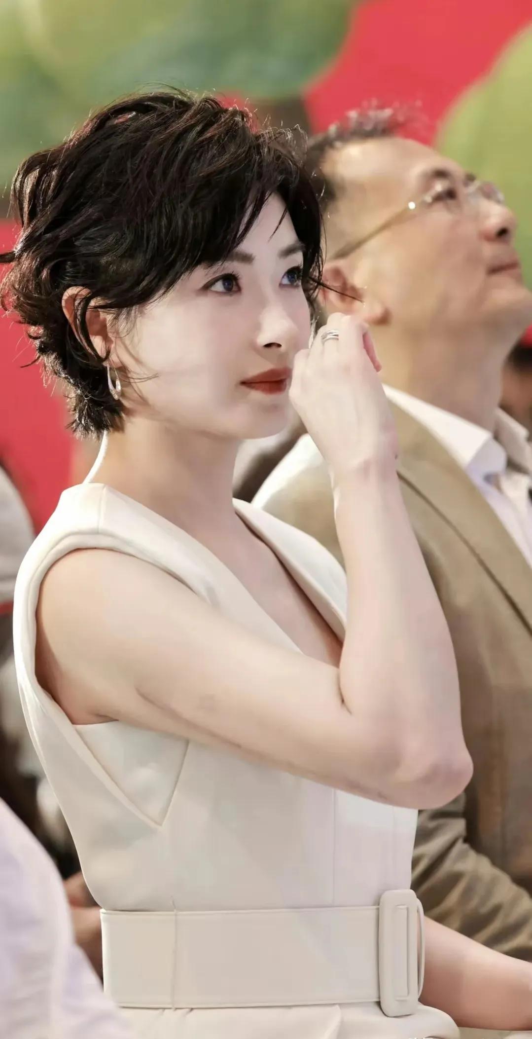 万茜现身南京线下品牌活动现场，一出场便惊艳众人！她明媚娇美，周身散发着恰到好处的