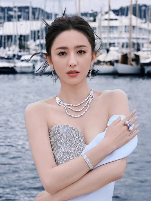 佟丽娅好敢说。她说她演戏上最大的烦恼就是逃不开美的标签。她一直很想打破大众对