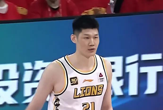 广厦男篮好几次前面时间落后，但是主教练王博都没有自乱阵脚场上比分一旦落后八至十
