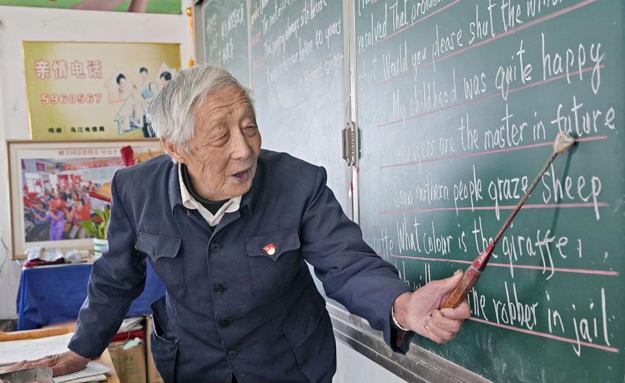 浙江多地招募银龄教师，中年教师断档了吗？近日，宁波、台州温岭等地发布