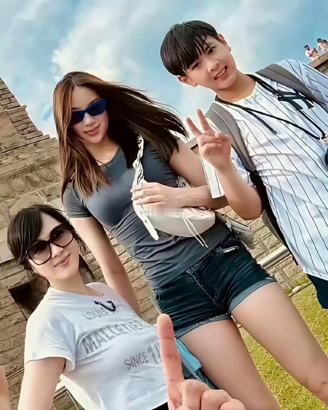 吴尊女儿竟然才14岁，发育的好快啊，完美继承了父母的容貌，已经出落成一枚大美女了