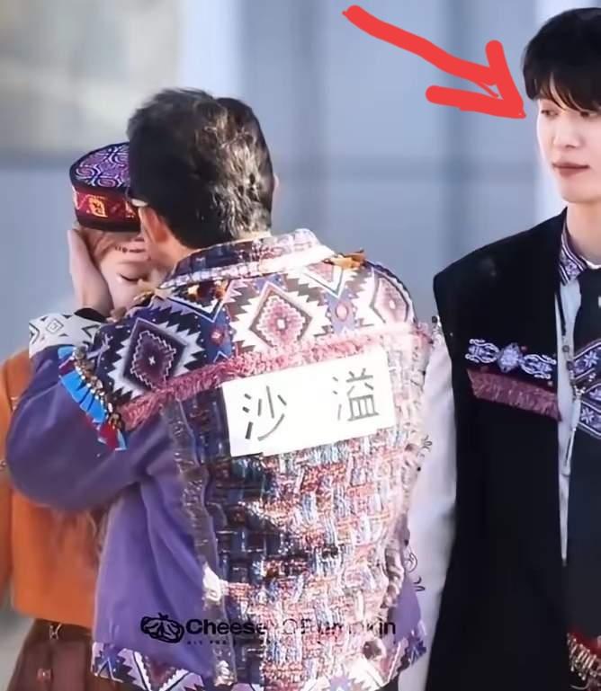 沙溢就别吹什么当地少数民族见面礼了，你俩谁是塔吉克族？入乡随俗是这么随的？看看范