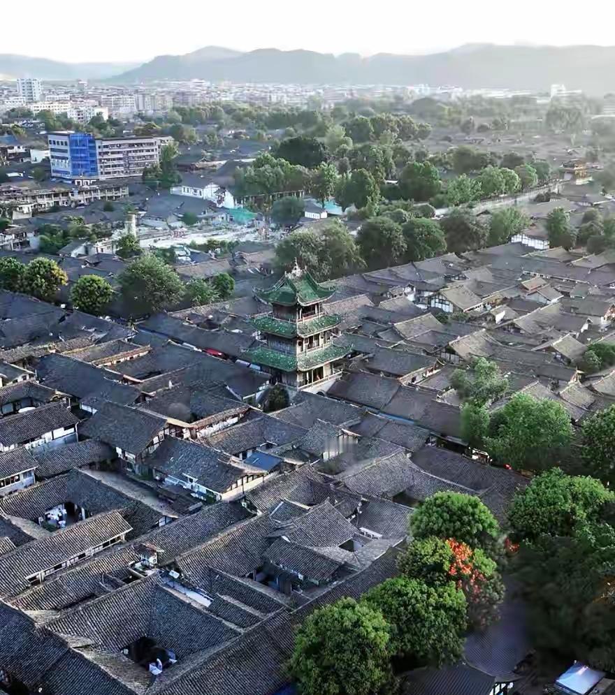 四川阆中深山里，藏着一座没有香火的千年古寺。连本地人都说不清它在哪。它却是全