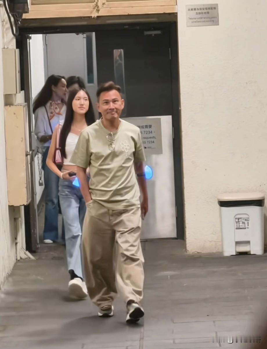 林文龙郭可盈一家三口现身演唱会，低调的港星家庭，藏着最朴素的幸福谭咏麟演唱
