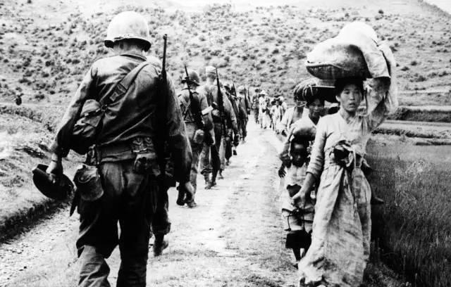 1951年，朝鲜战场上，由泰国王族挂帅的“皇家禁卫军”，开着坦克扬言要教志愿军做