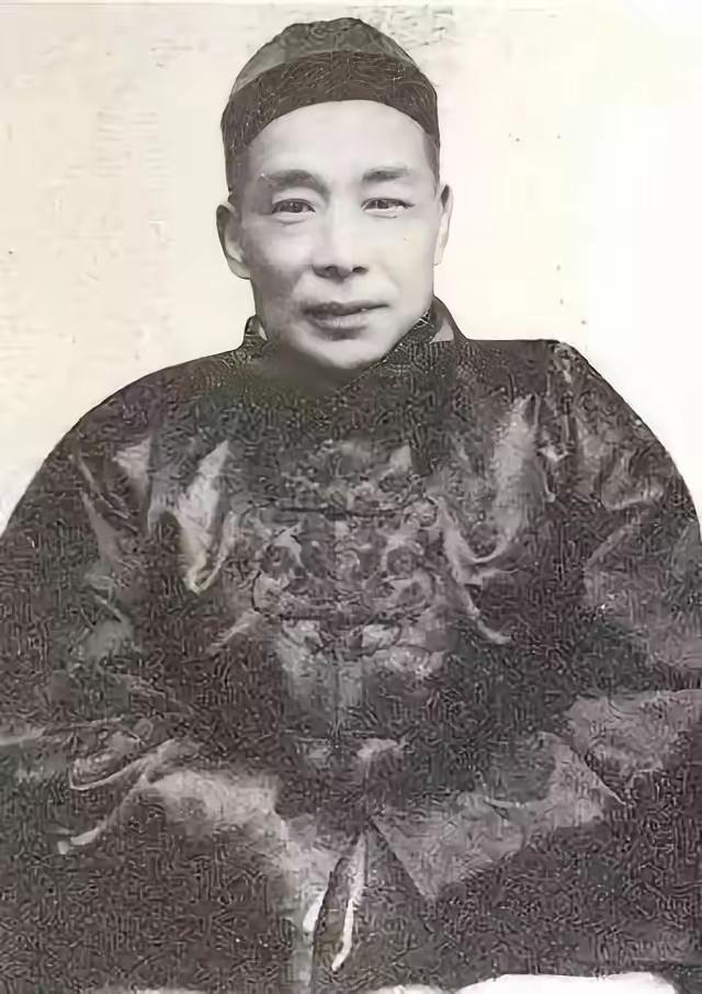 非常深刻的一段话：“看动物世界，你会发现一个有趣的现象：食草动物，一直在低头吃草