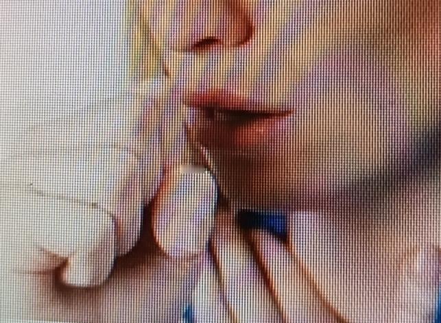 咽炎犯起来真要命，其实有些自我疗法超有用。饮食上，多喝蜂蜜水。蜂蜜有杀菌抗炎的