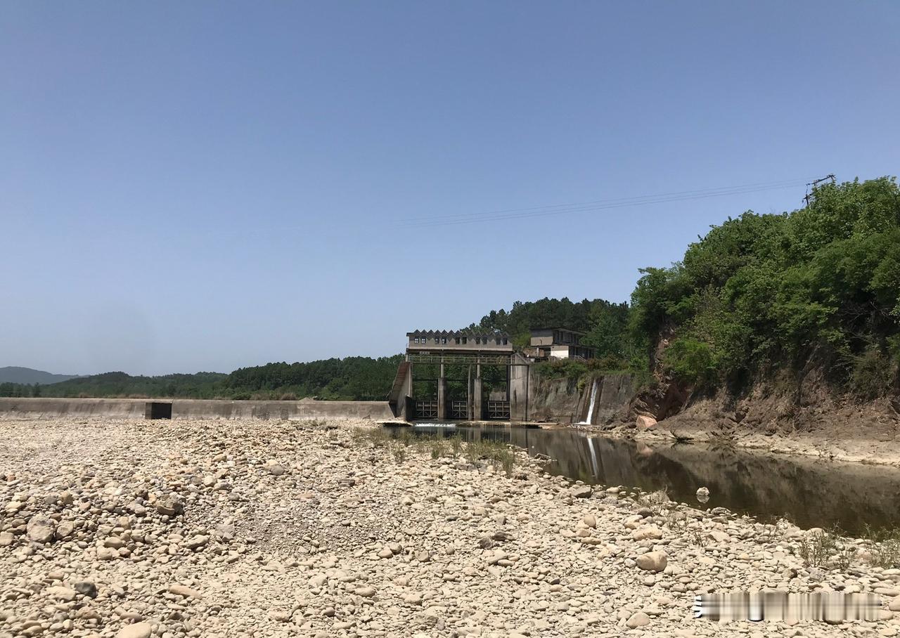 人如果选择独自隐居，两个地方最好：一个是故乡；一个是海边。缘何？故乡是承载儿