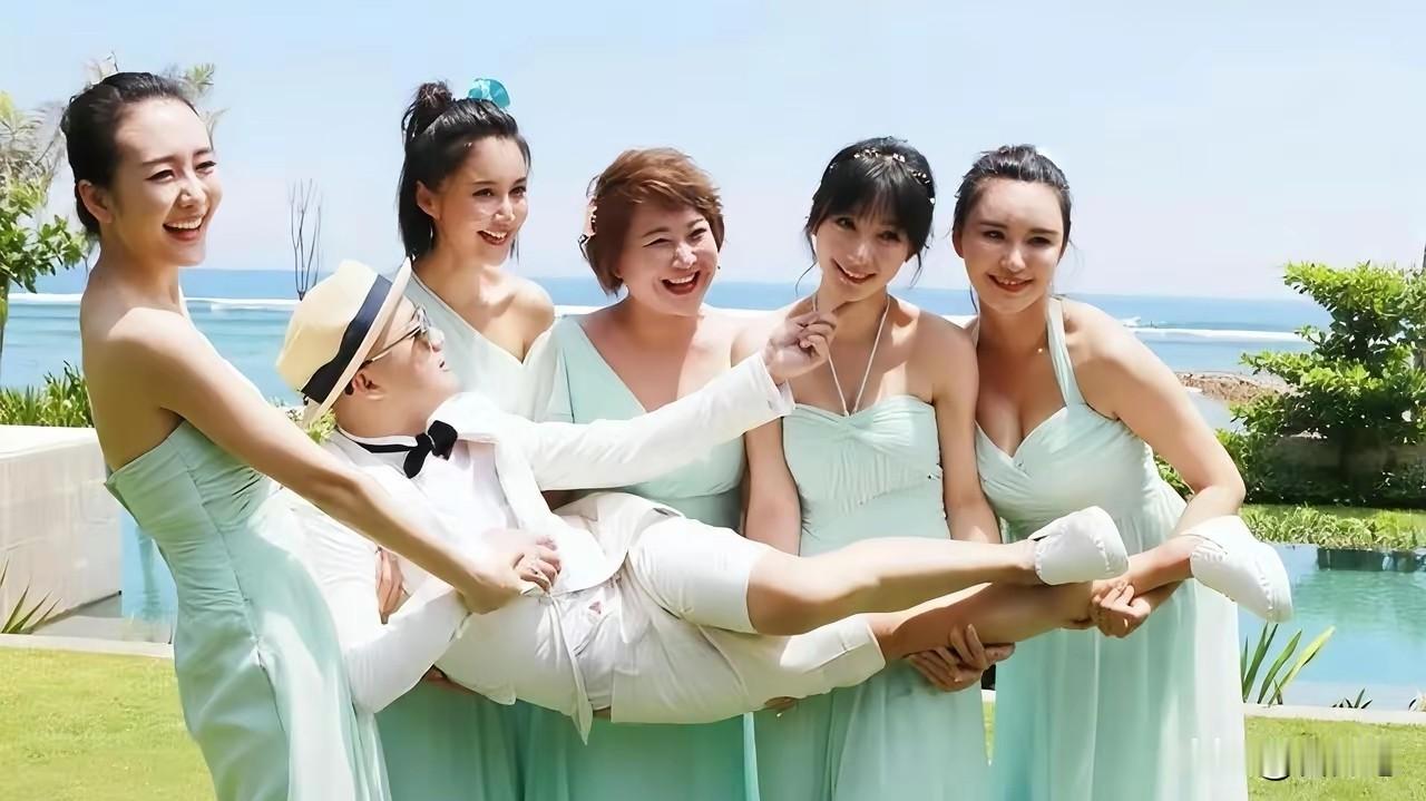 当年包贝尔结婚时，贾玲、刘岩等五位女士托着包贝尔，有一张包贝尔手摸刘岩下巴的照片