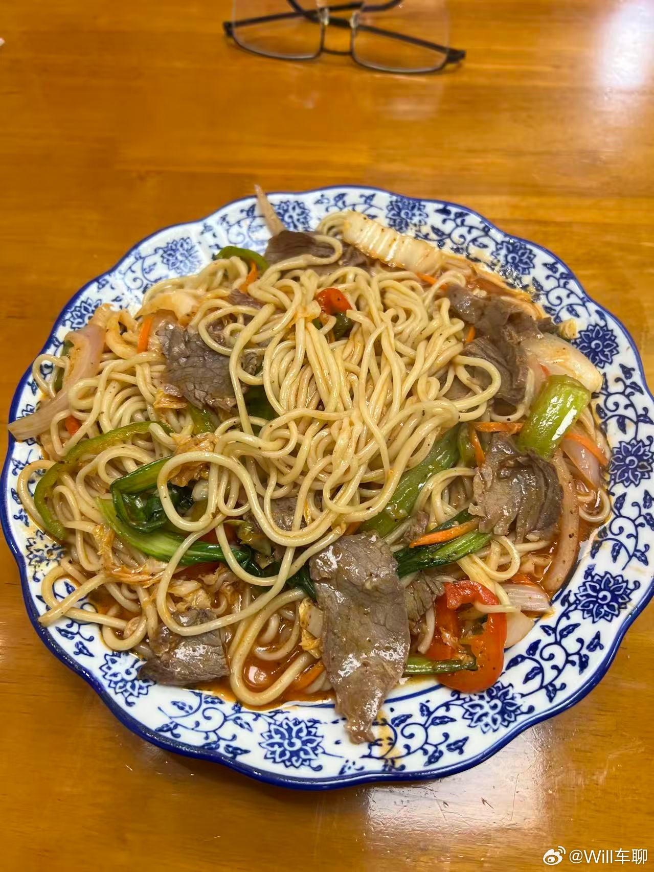 昨天下午锻炼，早上起来肚子饿了。吃一碗牛肉炒拉面。这牛肉，嗯，我是又加了一份10