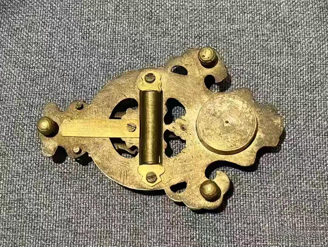 老公去工地干活捡了一箱子铜线，回来到一箱子铜线，回来到楼底下收垃圾的地方称了一下