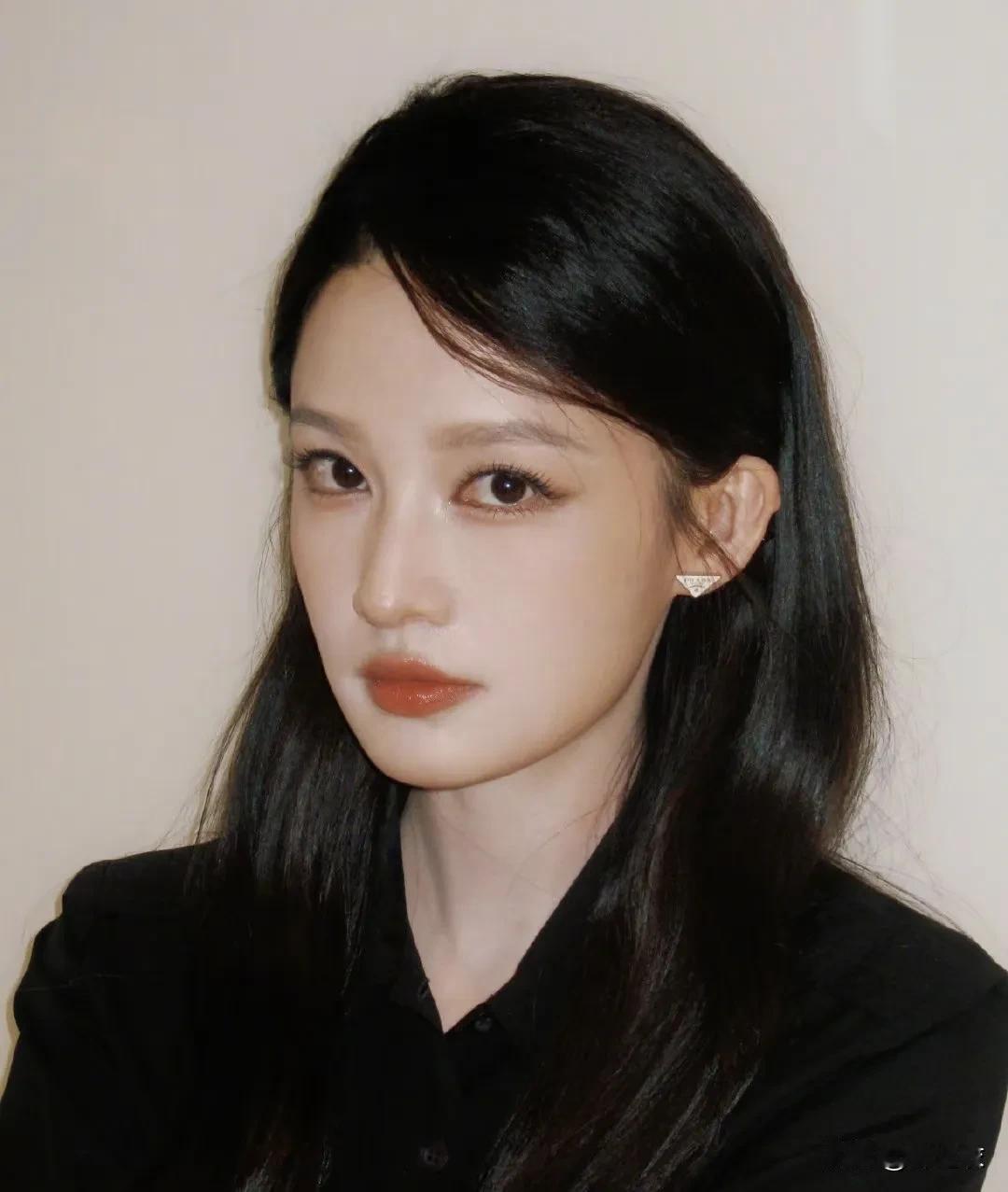 李沁不仅仅是眼睛讨喜，而是她周身的气质迷人，因为她是从小闺门旦的传人培养，是年久